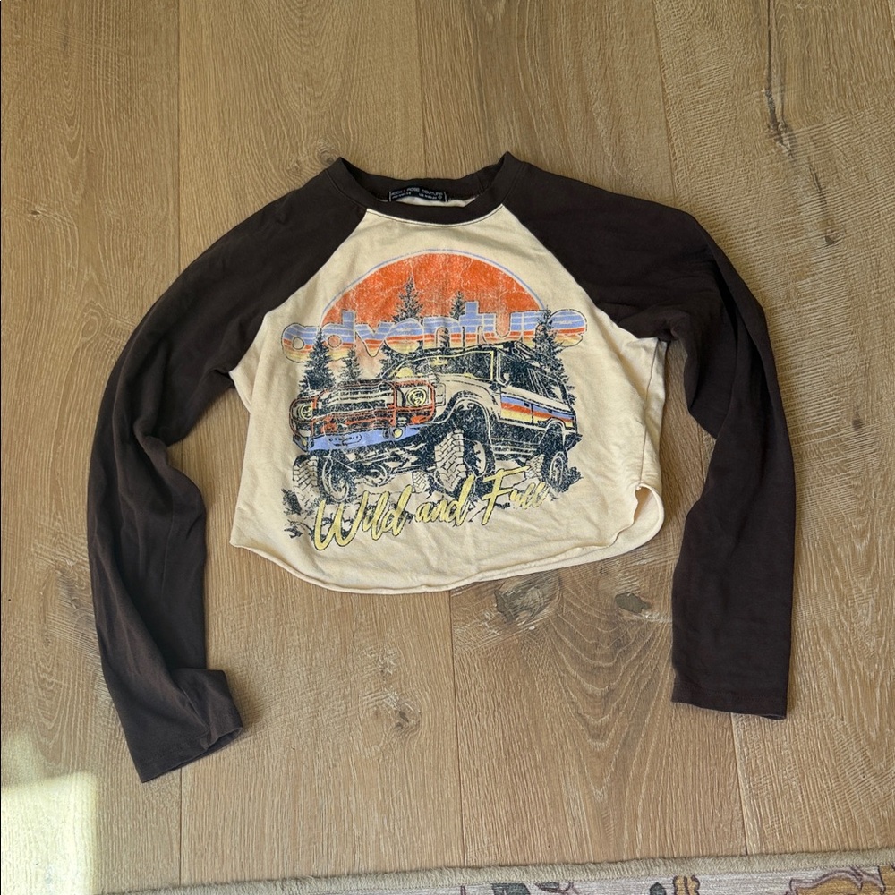 Vintage-Style cropped Off-White & Brown Raglan Graphic Tee